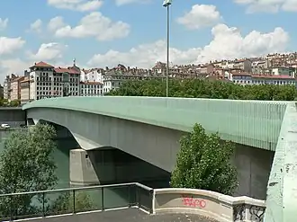 Le pont depuis la rive gauche en 2008, à l'emplacement du départ de l'ancien pont Morand.