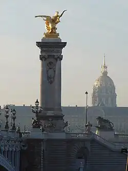 Les Invalides et le pont Alexandre III depuis la berge de la Seine.