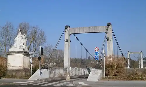 Le monument aux morts à l'entrée sud de la passerelle, devant le château de Tours.