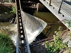 Photographie d'une petite passerelle rejoignant le centre d'art par-dessus la Durolle.