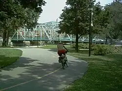 Pont Charlevoix vu de la piste cyclable