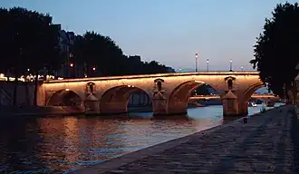 Le pont Marie au crépuscule.