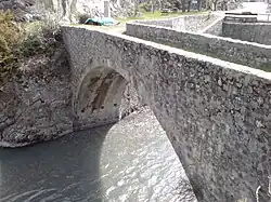 Pont Saint-Roch, en aval du village sur le Verdon. Les trous de boulins supportant le cintre de construction sont encore visibles.