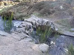 L'arche unique du pont.