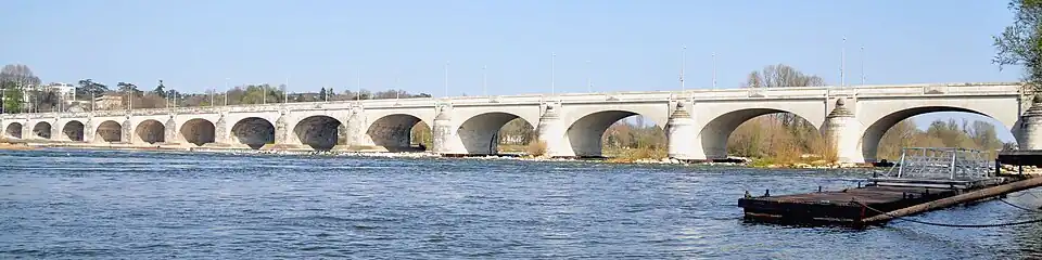 13 des 15 arches du pont Wilson en 2012, depuis le quai sud de la Loire.