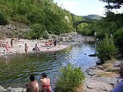Le Tarnon à l'étiage à Florac avec le pont de Barre.