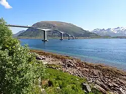 Pont de Gimsøystraumen devant  devant Kleppstadheia (534 m).