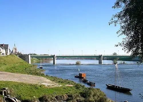 Le pont de Jargeau depuis Saint-Denis-de-l'Hôtel.