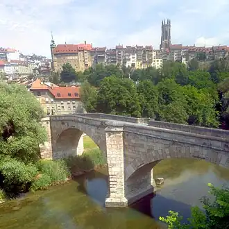 Le pont de Saint-Jean avec le quartier du Bourg et la cathédrale Saint-Nicolas au 2e plan.