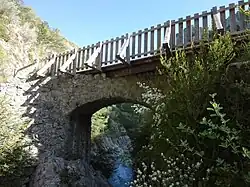 Vieux pont de pierre rénové.
