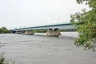 Vue sur le pont de la Concorde depuis l'île Sainte-Hélène