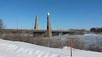 Le Pont des Îles vu à partir de l'île Sainte-Hélène
