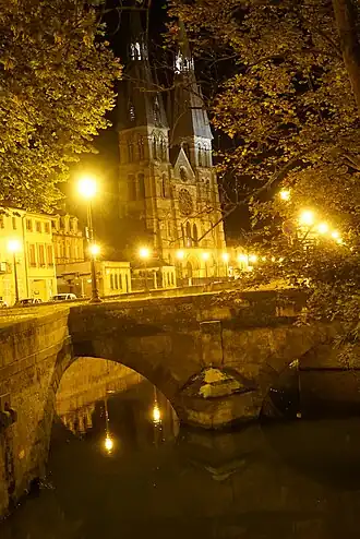 Le pont et Notre-Dame-en-Vaux.