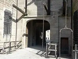 Les deux ponts-levis.