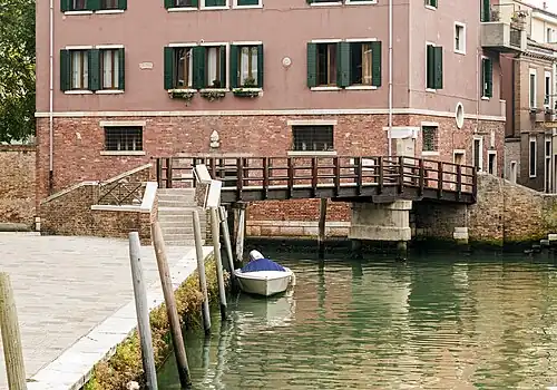 Ponte Storto reliant le Fondamenta de la Madona au Campiello del Teren et calle dei Fontegheri