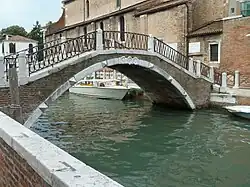 Ponte Santa Maria Maggior reliant l'église au Fondamenta de la Madona