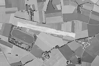 Hippodrome de Kernivien avec la piste enrobée de l'aérodrome en construction.