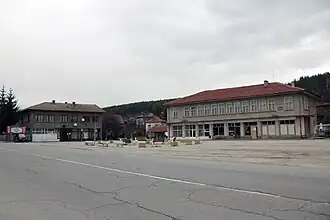 La place-centrale et la mairie-annexe de Popoviané