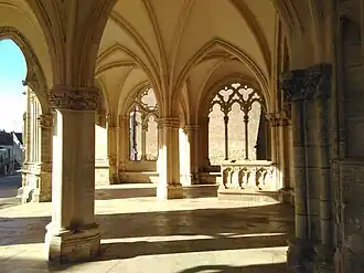 Grand porche de l'église : il succède à un premier porche, sans doute plus petit.