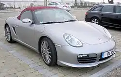 Photographie de la Boxster RS 60 Spyder, grise avec l'intérieur rouge Carrera.