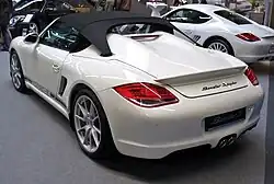 Photographie du Boxster Spyder capote fermée vu de l'arrière, son double bossage est visible.
