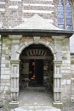 Le portail actuel qui date de 1937 (Les visites se déroulent le dernier dimanche des mois de mai et d’aout).