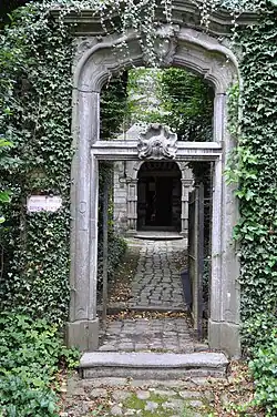 Portail de style baroque. La plaque à gauche rappelle que la chapelle est sise dans une propriété privée.