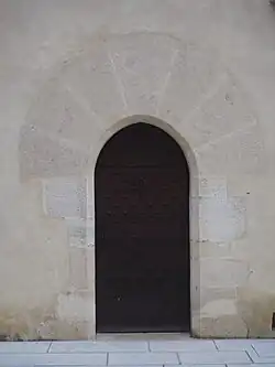 Photographie en couleur d'une porte ancienne.