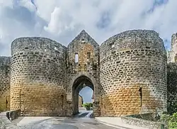 Une des entrées de Domme : la porte des Tours.