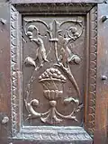 Détail d'une porte ancienne sculptée.