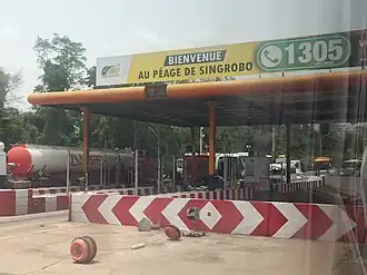 Poste de péage de Singrobo en partant à Yamoussoukro sur l'autoroute du Nord (Abidjan-Yamoussoukro)