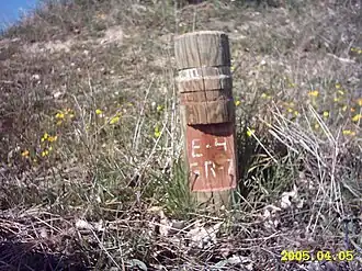 Poteau du GR-7 et E-4 à Cuevas del Negro