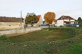 La mare-abreuvoir asséchée.