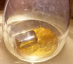 Vue d'une poudre jaune sous atmosphère protectrice.