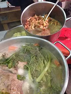 Poule au pot et girolles.