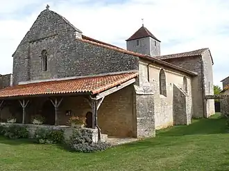 Vue d'ensemble, la façade et son porche.