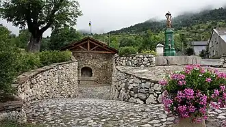 L'une des plus belles fontaines de Prades et le puits médiéval.