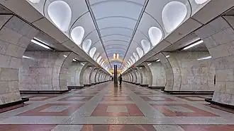 Un couloir souterrain, lumineux et vide.