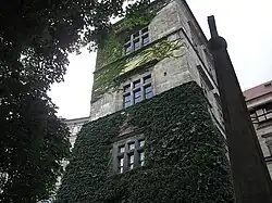 La fenêtre (deuxième étage) où la deuxième défenestration a eu lieu.