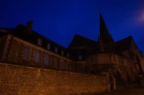 Le presbytère et la basilique.