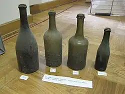 Anciennes bouteilles et clavelins du XIXe&nbsp;siècle
