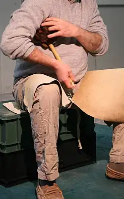 position pour le débitage par pression avec une béquille d'épaule