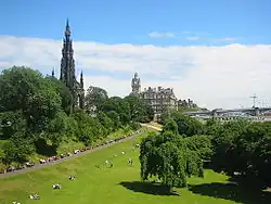 Les Jardins de Princes Street et le Scott Monument.
