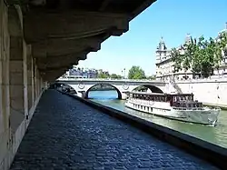 La promenade dans sa première partie et de nuit vue depuis le pont Saint-Michel.