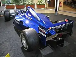 Vue de l'arrière d'une monoplace bleue