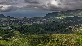 Vue du piton des Songes au centre depuis le Gros Piton Rond.