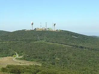 Vue du puech de Rascas coiffé par ses installations militaires.