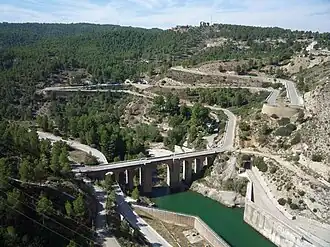 Pont sur la rivière Cabriel de l'ancienne nationale N-III vu du barrage de Contreras.