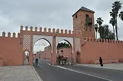 La porte du côté ouest du Grand Mechouar (vers la rue Bab Ighli). La tour de droite est le minaret de l'ancienne mosquée de Derb Chtouka datant du XVIIIe&nbsp;siècle.
