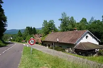 Des bâtiment en longueur le long d'une route.